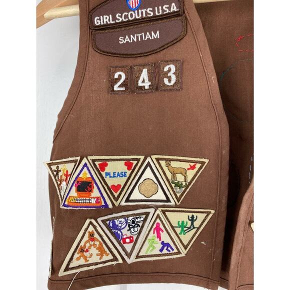 Girl Scouts Size S Plus Brown Vest with Patches and Pins 2002 - Picture 2 of 9